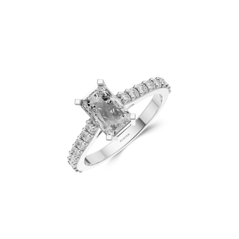 Bague de fiançailles en diamant taille émeraude avec flamme