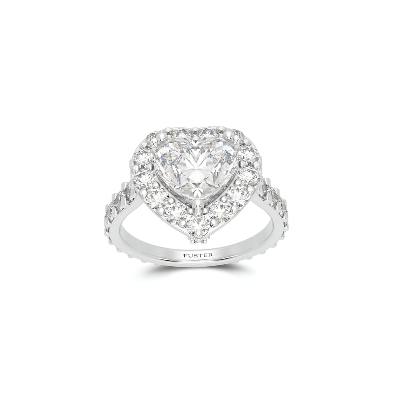 Symbolischer Verlobungsring mit Diamanten in Herzform
