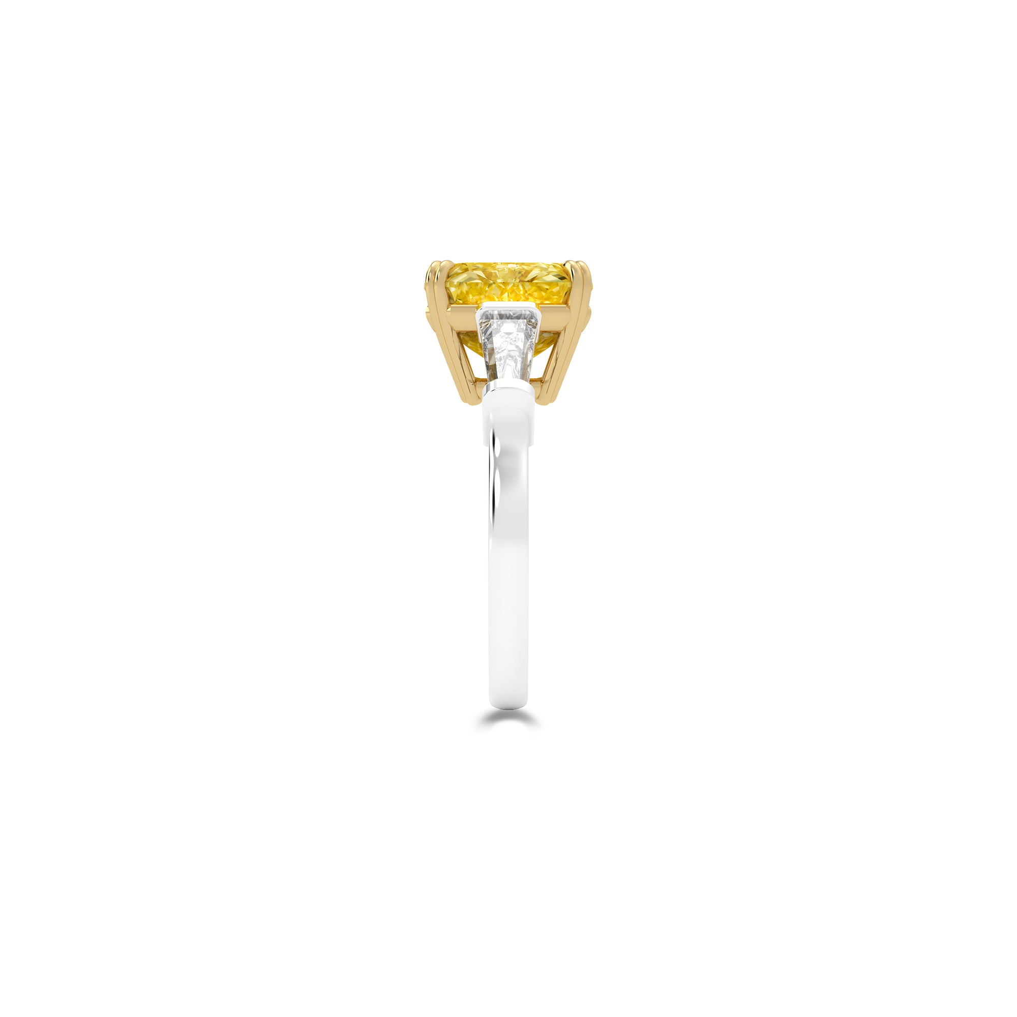 Bague de haute joaillerie taille coussin en diamant jaune