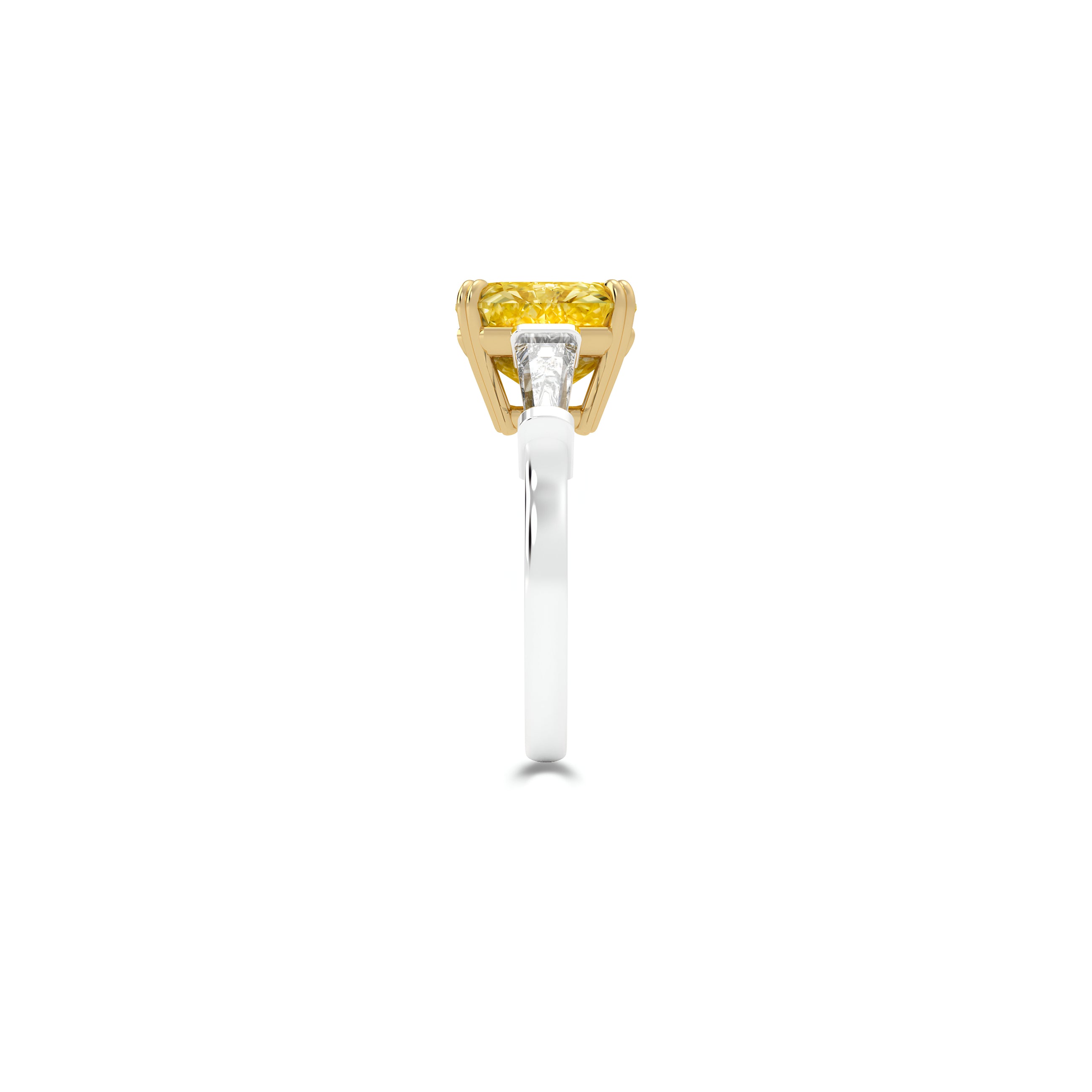 Bague de haute joaillerie taille coussin en diamant jaune