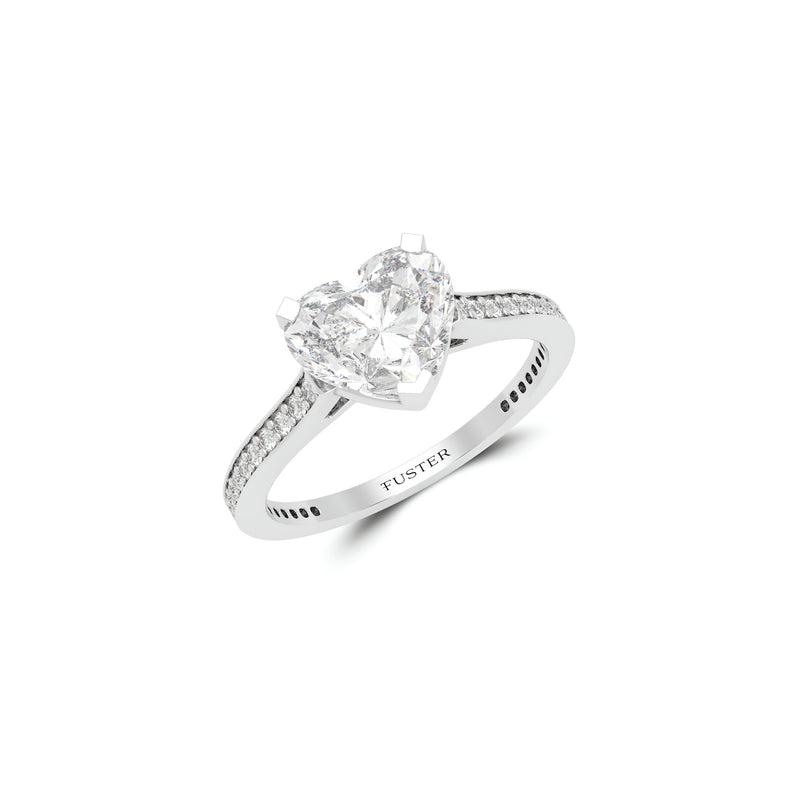 Bague de fiançailles en diamant en forme de cœur avec flamme