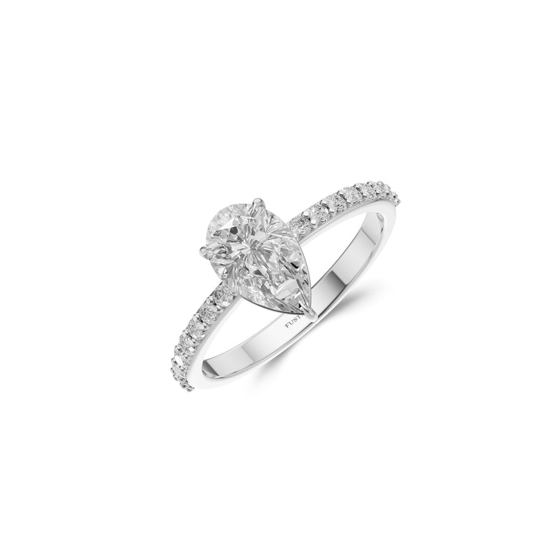 Bague de fiançailles en diamant en forme de poire avec flamme