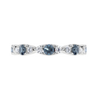 Anillo de diamantes azul agua y blanco con forma de navette 