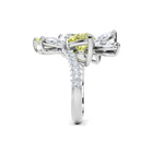Anillo de alta joyería con diamantes y talla ovalada amarilla 