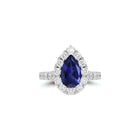 Anillo de compromiso con diamantes de talla cojín en forma de pera