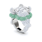 Anillo de alta joyería con diamantes y talla radiante de esmeralda