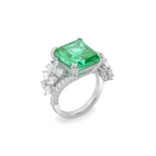 Anillo de alta joyería con diamantes y talla radiante de esmeralda