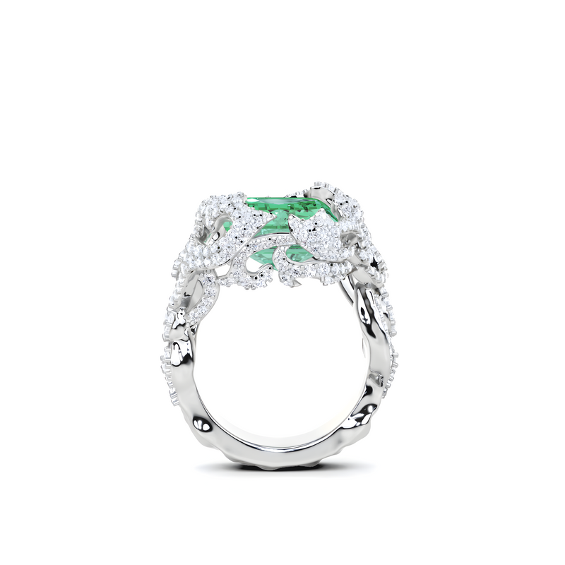 Anillo de alta joyería con diamantes y talla radiante de esmeralda