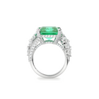 Anillo de alta joyería con diamantes y talla radiante de esmeralda