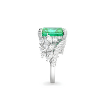 Anillo de alta joyería con diamantes y talla radiante de esmeralda