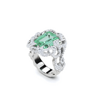 Anillo de alta joyería con diamantes y talla radiante de esmeralda