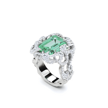 Anillo de alta joyería con diamantes y talla radiante de esmeralda
