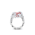 Anillo de alta joyería con diamantes y talla radiante de esmeralda