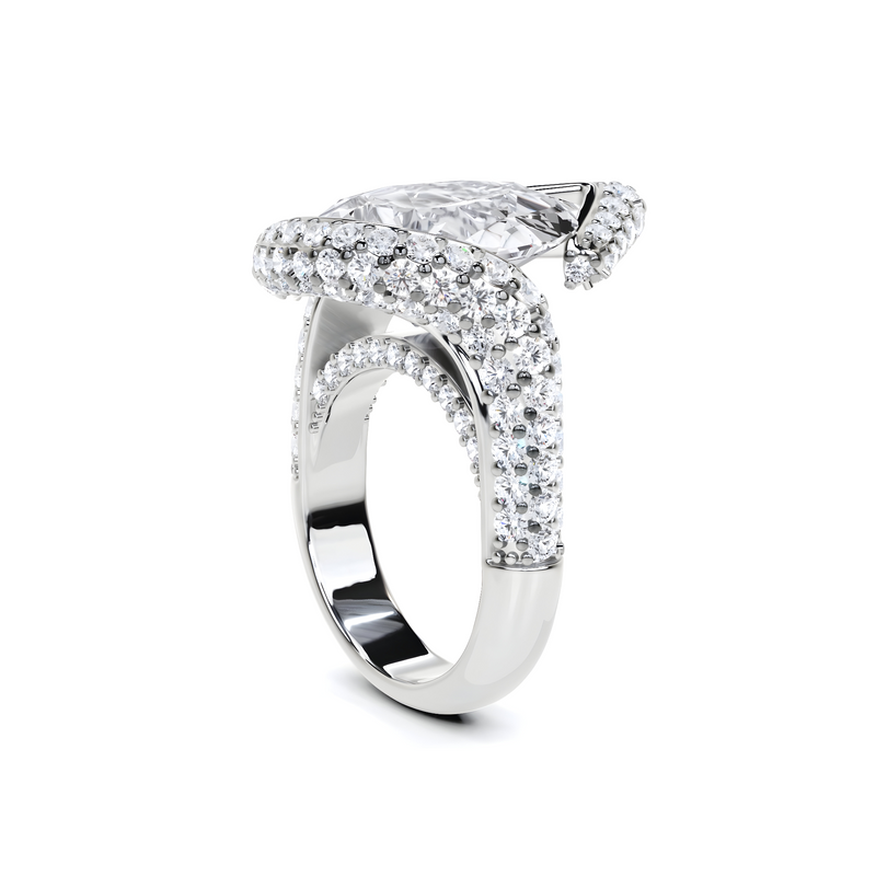 Anillo de alta joyería con diamantes en forma de pera 