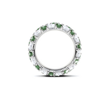 Anillo clásico redondo con esmeralda y diamantes 