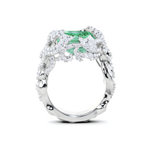 Anillo de alta joyería con diamantes y talla radiante de esmeralda